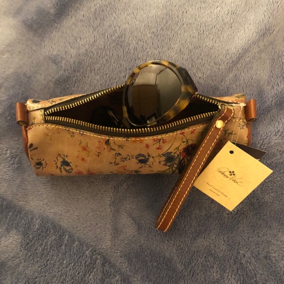 NWT Patricia Nash Prairie Rose Print Oblong Case - Picture 8 of 8